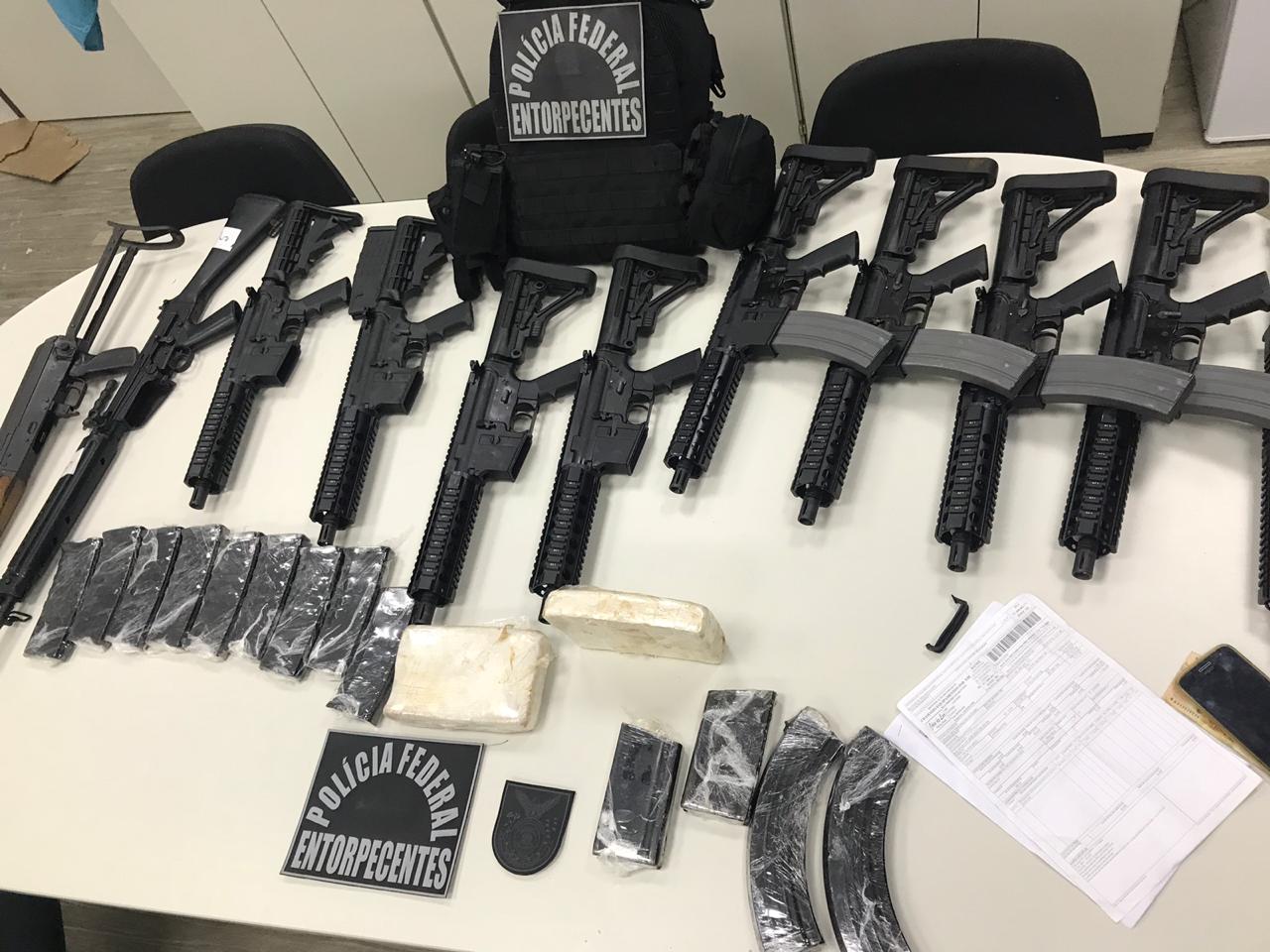 A polícia federal apreendeu armamentos e drogas no aeroporto Santos Dumont