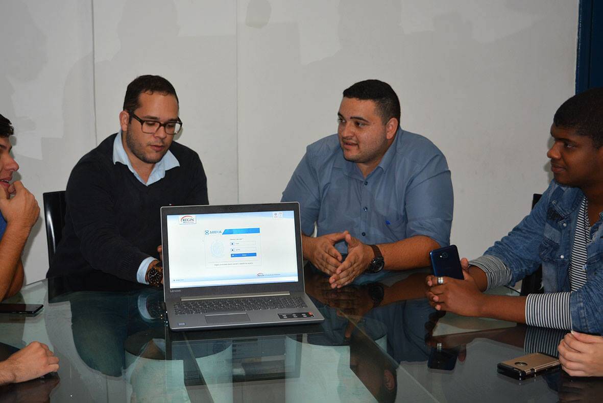 O secretário de Desenvolvimento Econômico Hugo Graçano e os representantes das secretarias envolvidas no processo