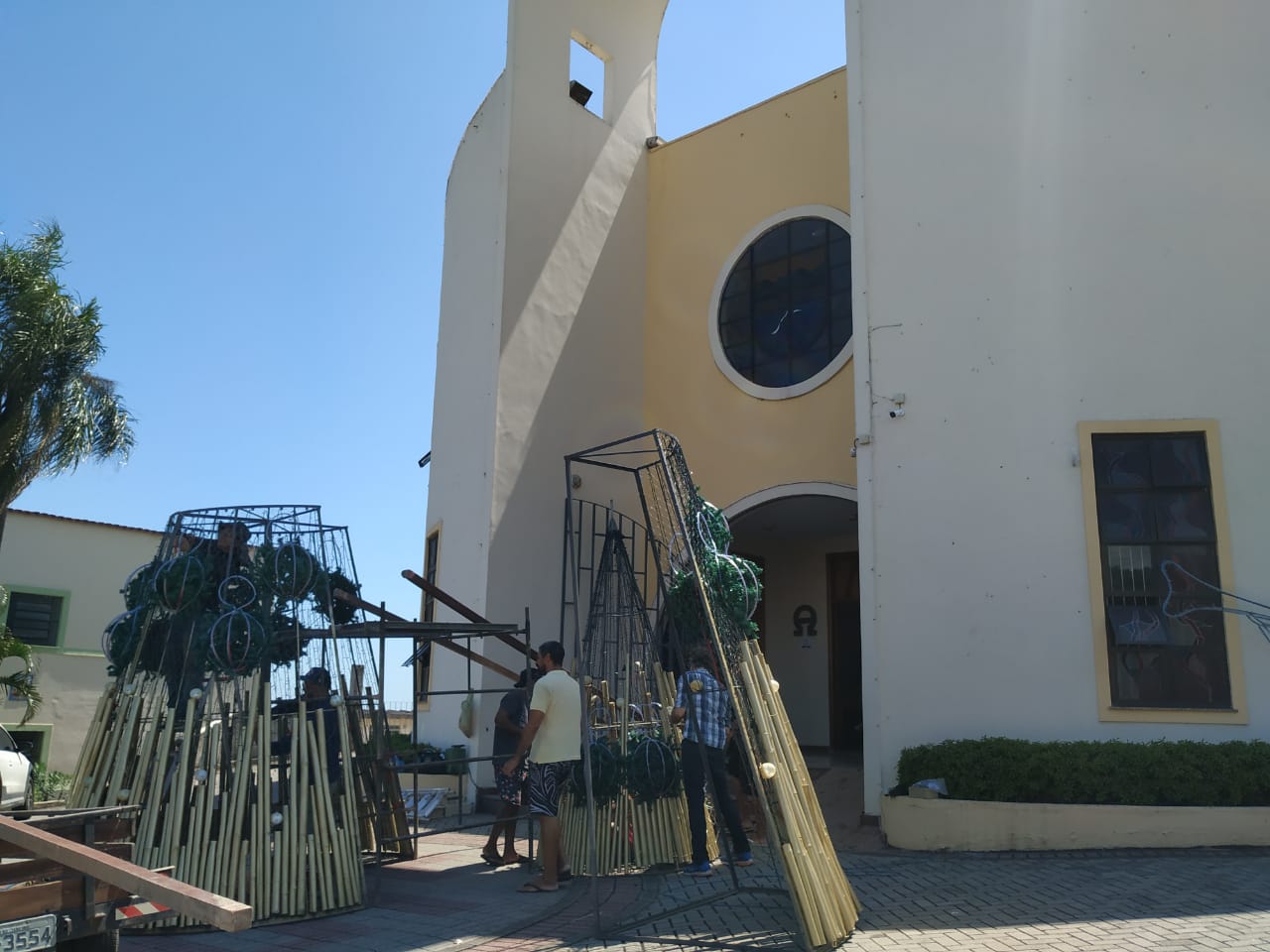 Uma árvore de Natal está sendo montada na frente da Catedral São Francisco Xavier