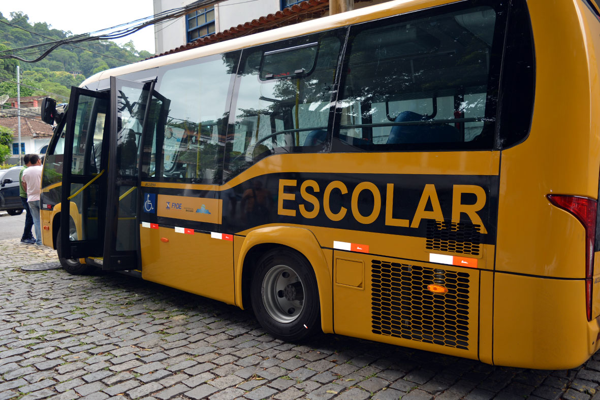 Os ônibus têm a capacidade para transportar 19 alunos e possuem estrutura para a inclusão