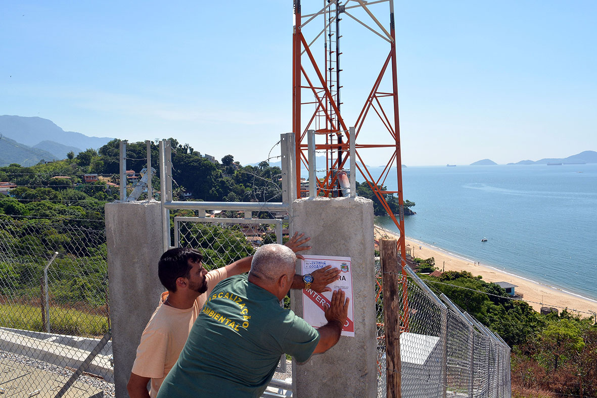 Os agentes da Secretaria de Meio Ambiente com apoio do GPA interditaram torre em Ibicuí (foto 1)