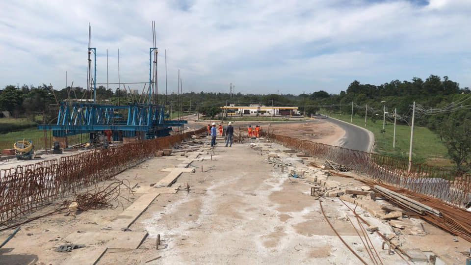 AS PISTAS do viaduto já estão quase interligadas sobre a Rodovia Rio-Santos