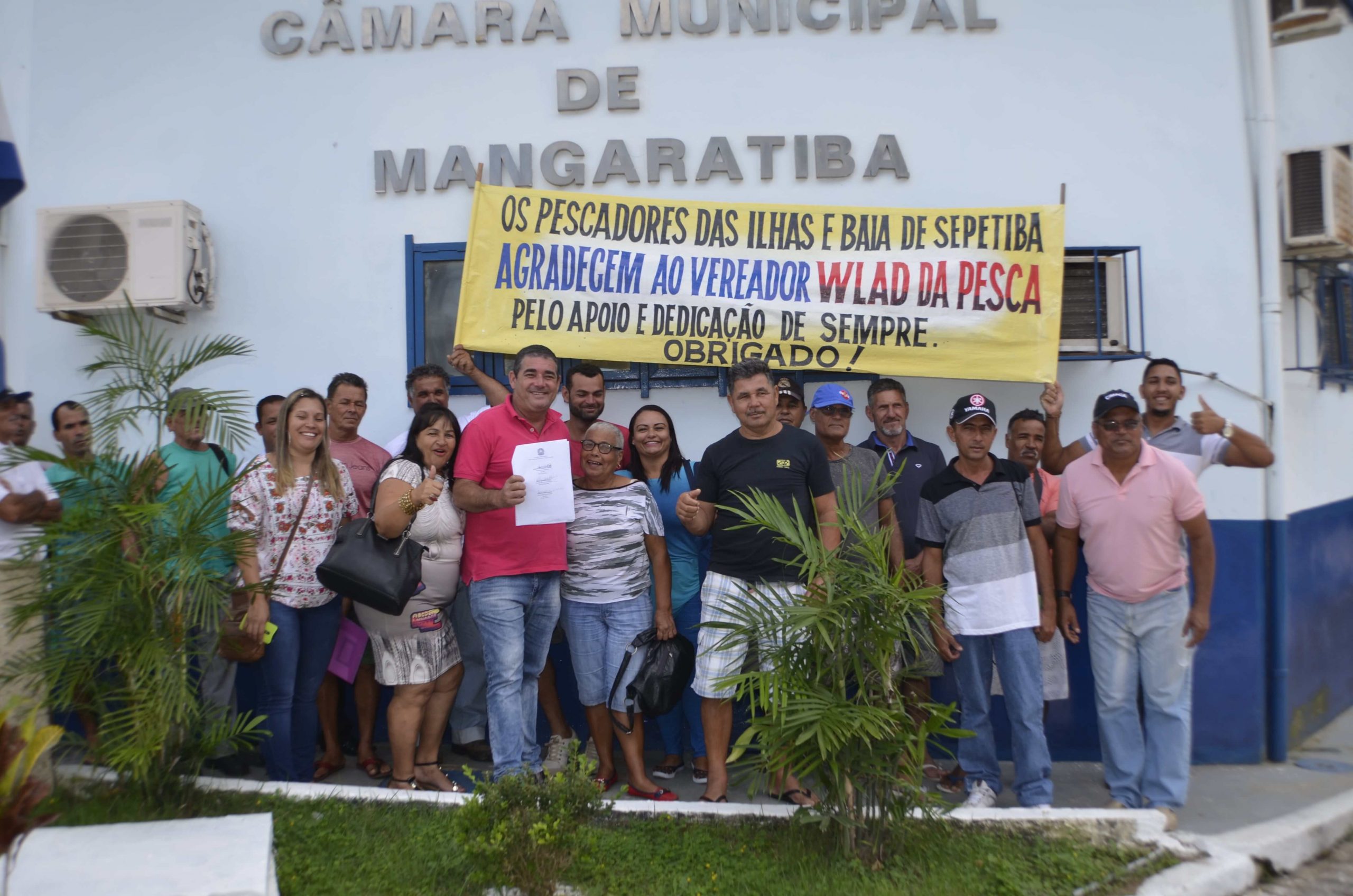 COM O vereador Wlad da Pesca, os pescadores posaram para as fotos no plenário