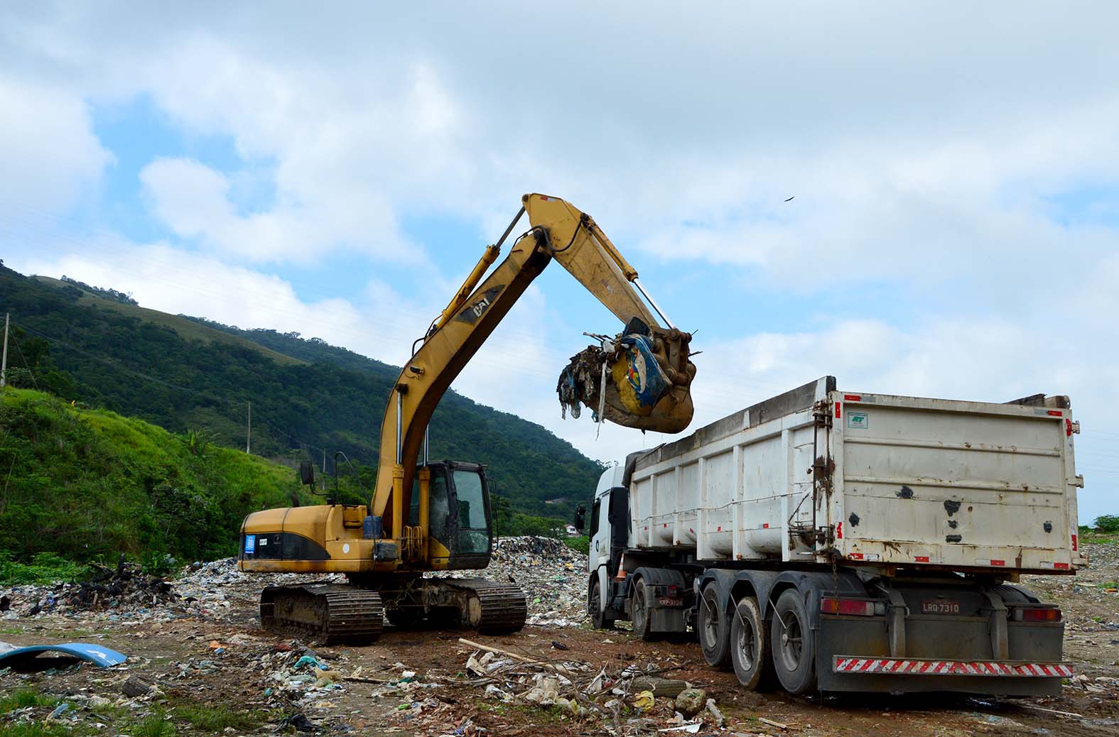 Os secretários Doriedson Costa e Antônio Marcos acompanharam o serviço de remoção do lixão