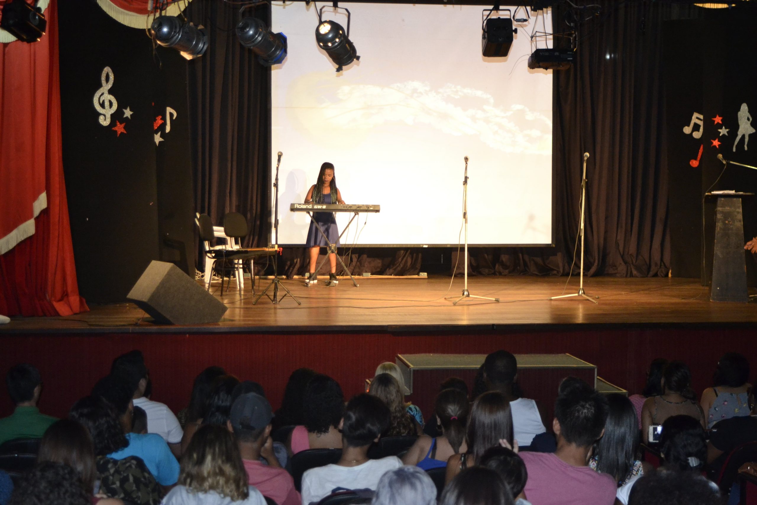 O PÚBLICO presente assistiu uma apresentação solo de teclado de uma das alunas do colégio