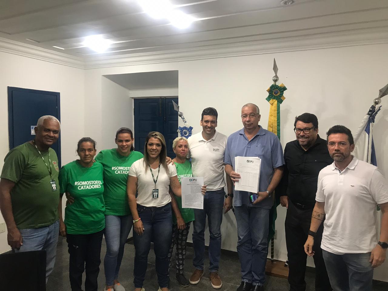 O PREFEITO Alan e representantes da Cooperativa de Materiais Recicláveis de Mangaratiba durante reunião