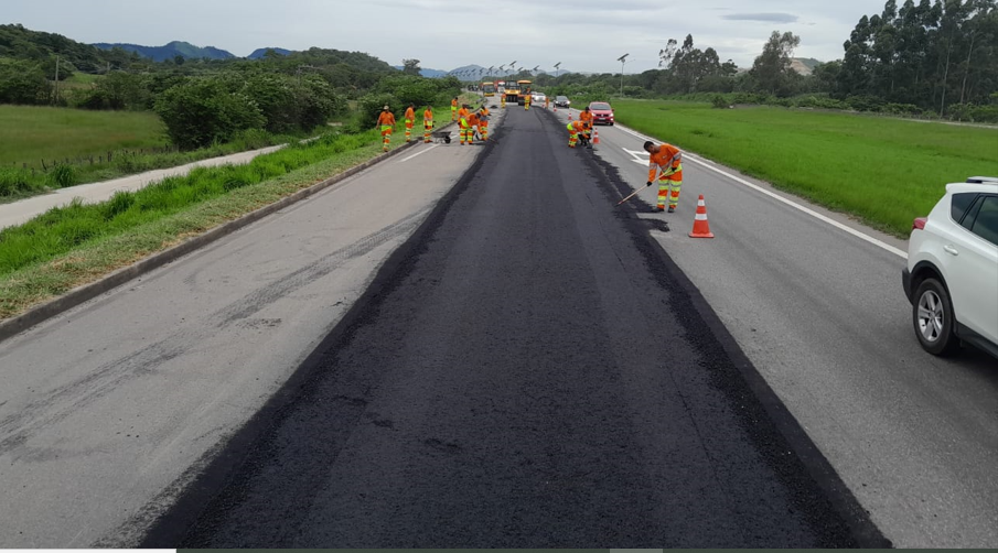 Além da pavimentação, o trecho em Seropédica também está recebendo reparos nos canais de drenagem