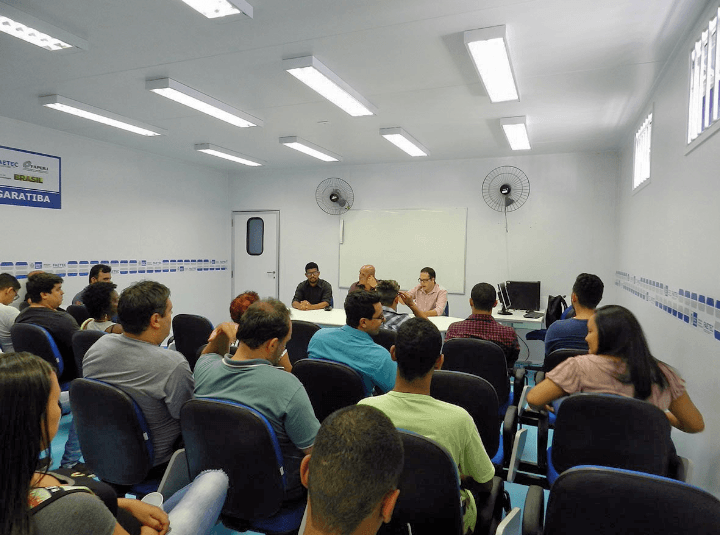 Prefeito Carlos Grançano e o secretário Hugo Dourado participaram da aula inaugural da Faetec