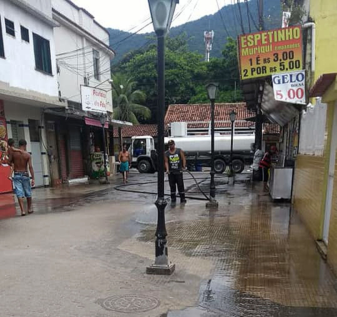 A Divisão de Homicídios da Baixada Fluminense está a cargo das investigações do crime