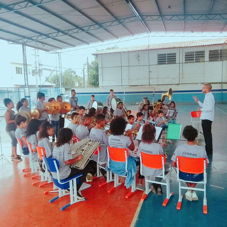 Entre as atividades oferecidas pela Colônia de férias estão as aulas de iniciação musical
