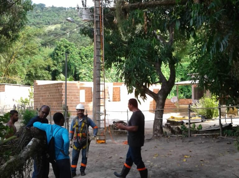 TÉCNICOS DA Enel durante uma vistoria na rede após interrupção da energia por cerca de quatro dias na ilha