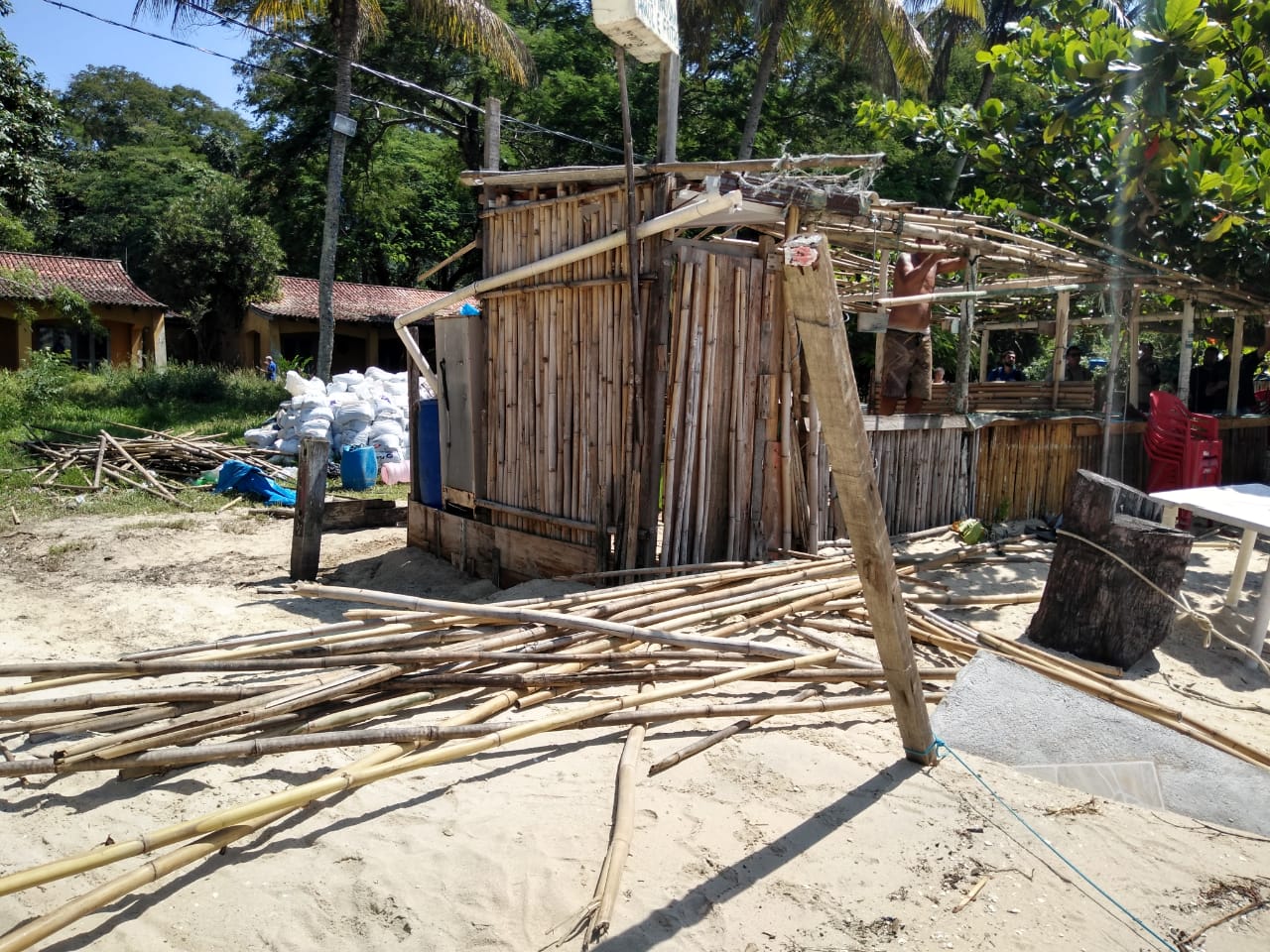 Agentes da Prefeitura de Itaguaí derrubaram construções irregulares em Área de Proteção Ambiental
