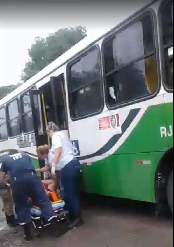 A MULHER foi socorrida pelo Samu, após o acidente no terreno irregular que margeia a RJ-099