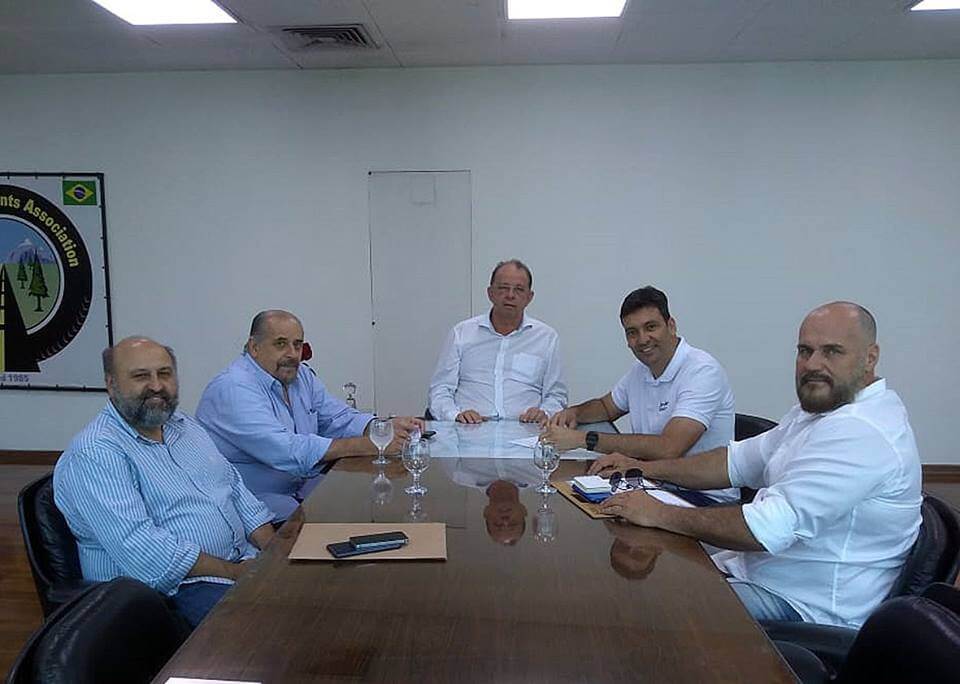O PREFEITO Alan Costa e os representantes do DER em reunião na sede do órgão, na sexta-feira.