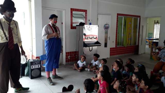 ALUNOS DA escola CMEI Juracy Figueira Ferreira se divertiram com a apresentação dos palhaços