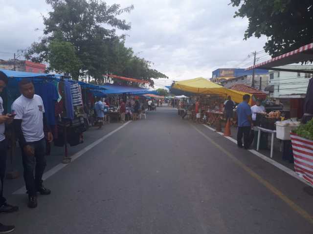 A FEIRA dominical de Seropédica teve seus espaços demarcados por motivos de segurança