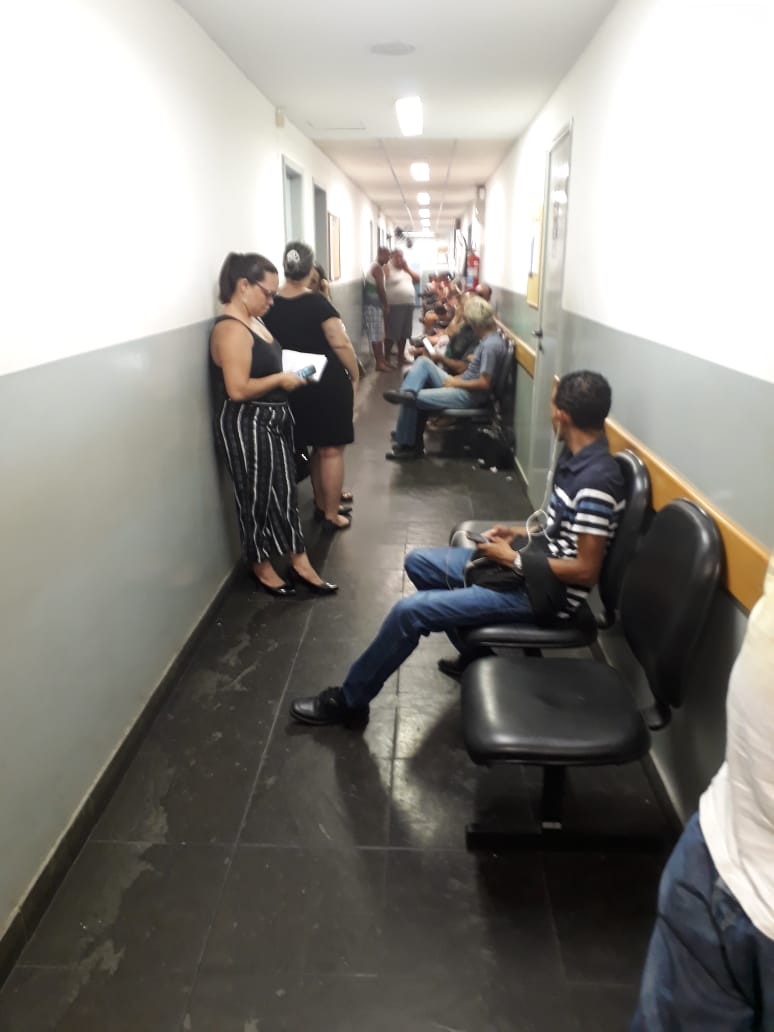 OS PARTICIPANTES de audiências têm de esperar num estreito corredor onde é forte o calor