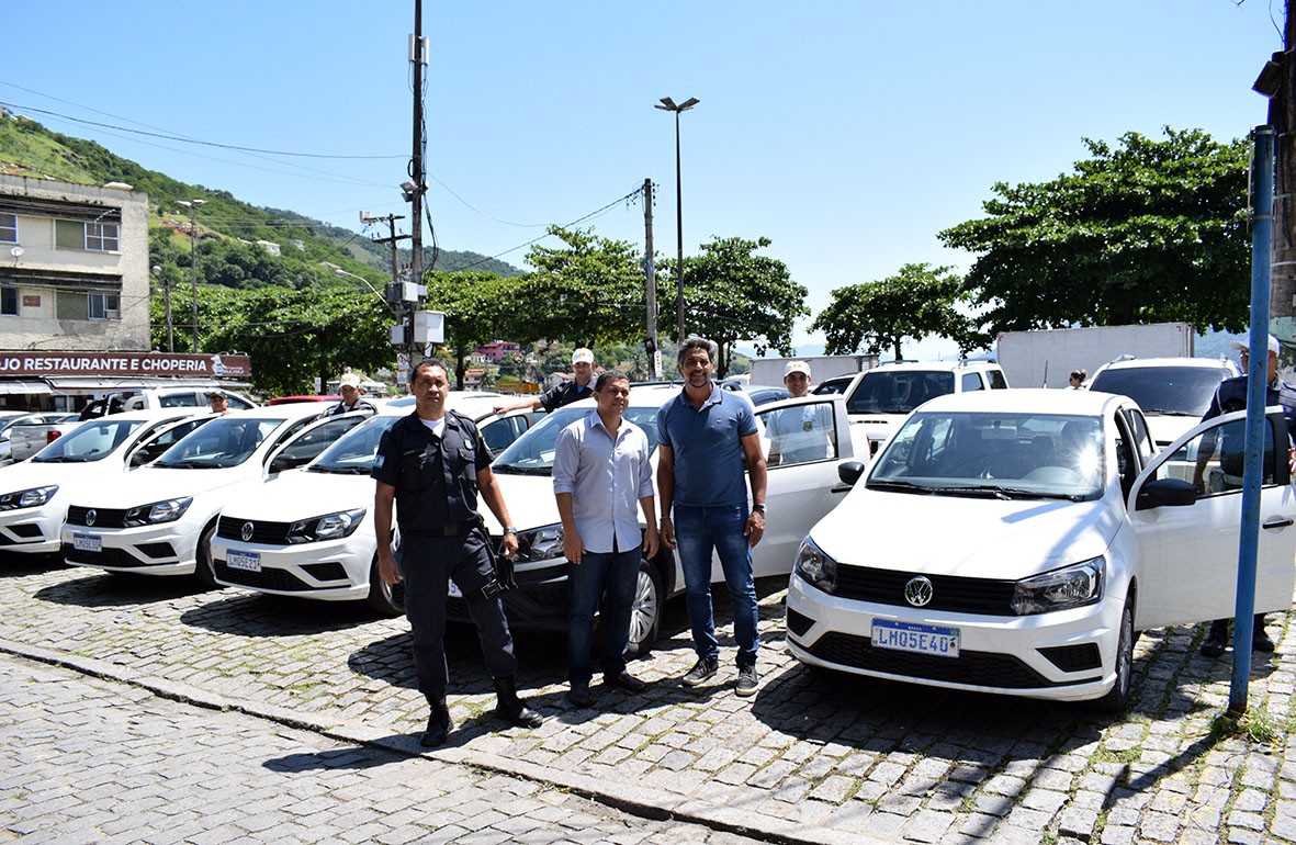 Vice-prefeito Chicão da Ilha e o vereador Renato Fiu Fiu participaram da entrega das viaturas ao lado do secretário Alexandre Mariano