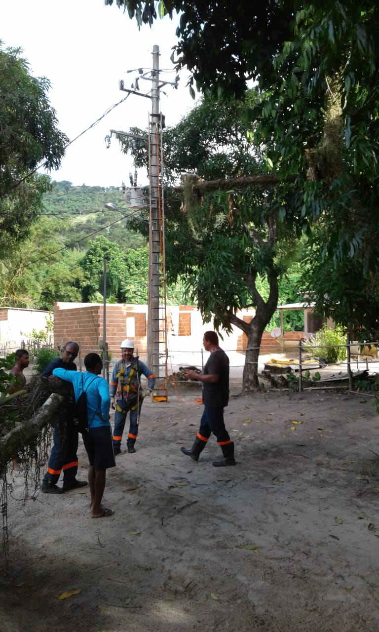 Técnicos da Enel estão tentando restabelecer a energia na ilha que está às escuras há três dias