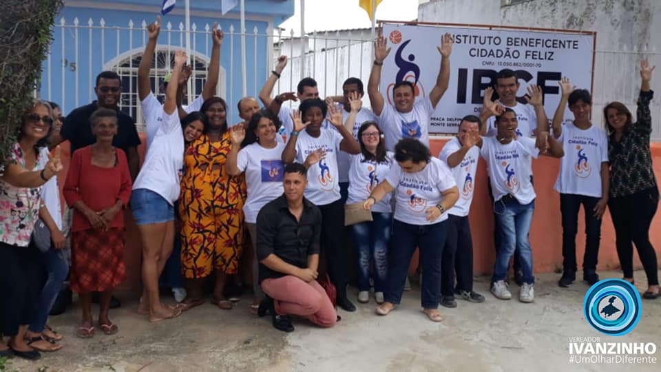 O vereador Ivan Charles e o presidente do Instituto posam juntos com os assistidos na inauguração do instituto