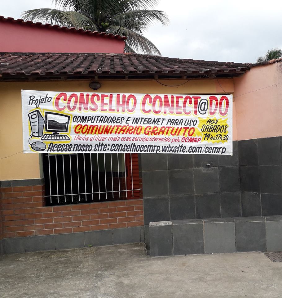 UMA FAIXA cuida de informar aos moradores das localidades a nova facilidade digital