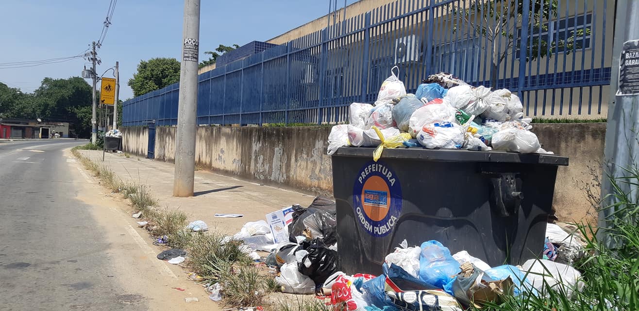 NO BAIRRO Estrela do Céu, o lixo está acumulado na porta de uma creche