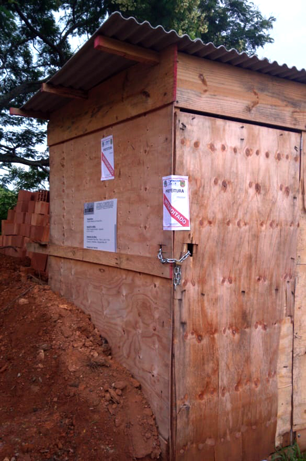 Obra do condomínio foi interditada por estar irregular e sem licença ambiental