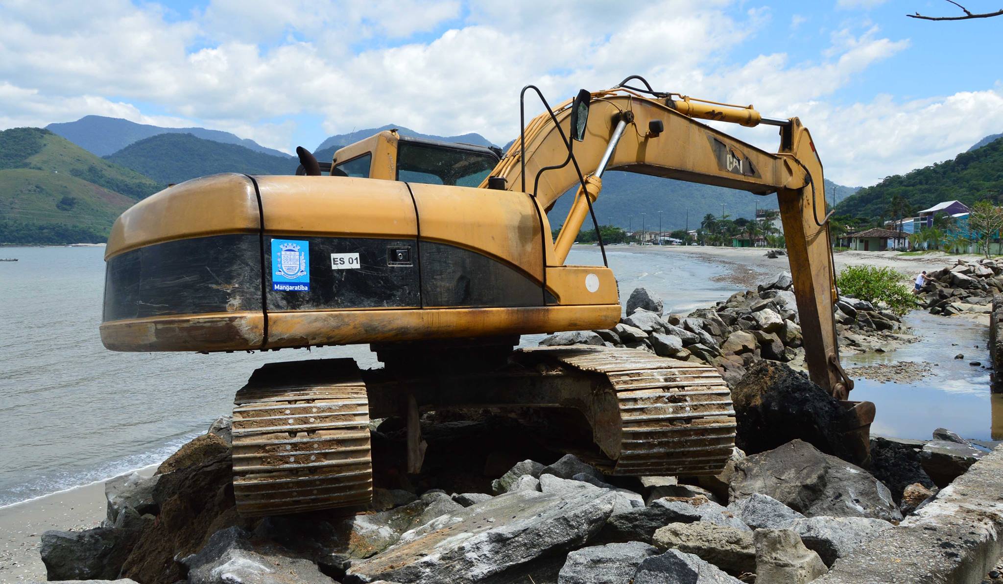 MÁQUINAS DERAM inicio as obras para melhor o fluxo de saída de água na Praia do Saco