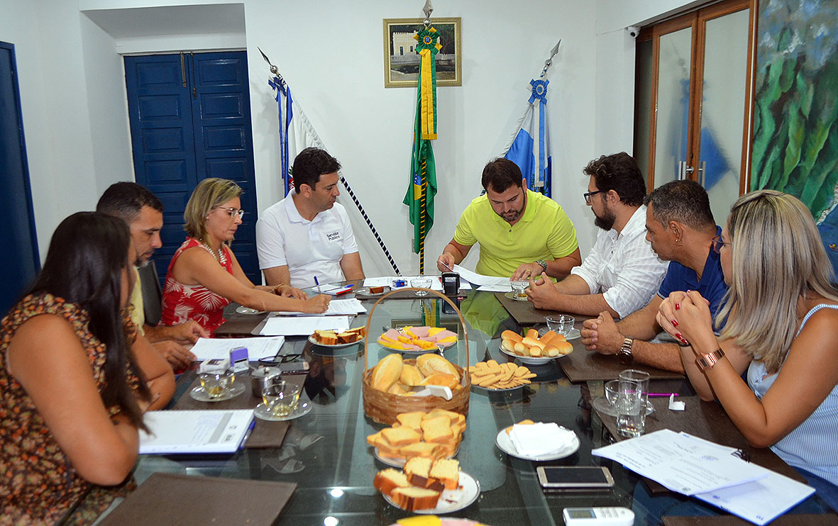 Prefeito Alan Costa durante a reunião que discutiu os últimos detalhes para o início das aulas