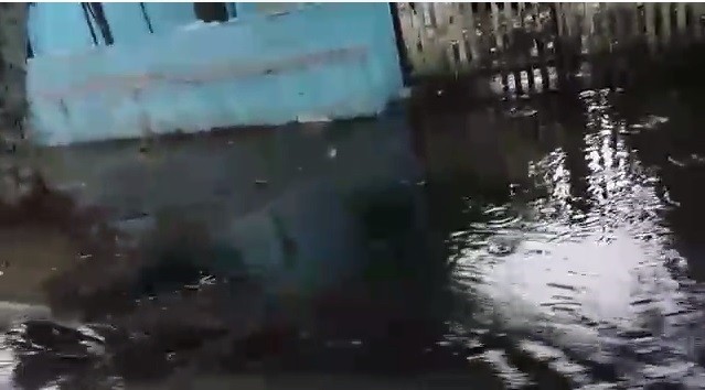 O ESGOTO invadiu a casa do morador durante o período de chuvas da semana passada.