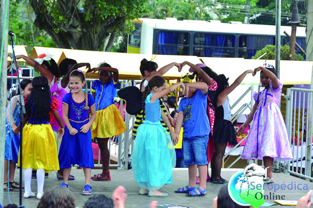 OS ALUNOS realizaram uma peça teatral durante o evento cultural em Seropédica