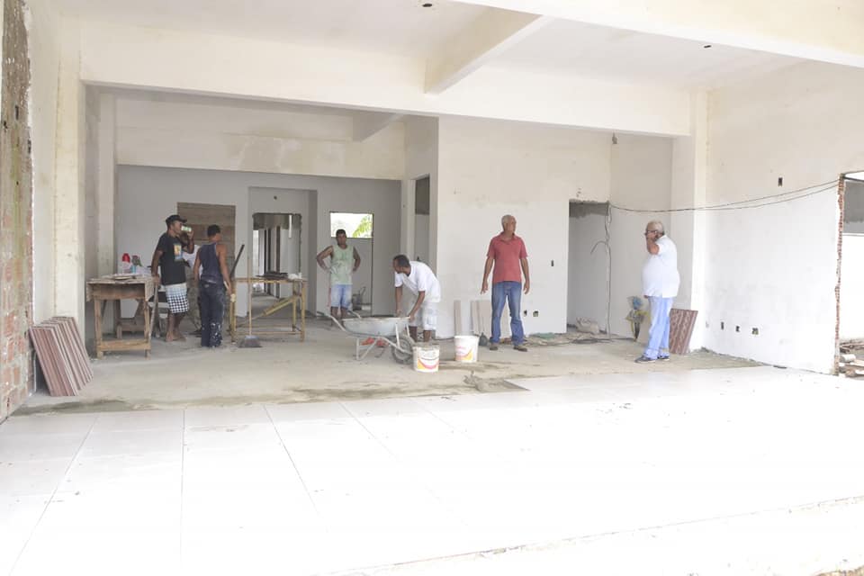 O SECRETÁRIO de Obras, Alfonso Silva acompanhou a construção do novo posto