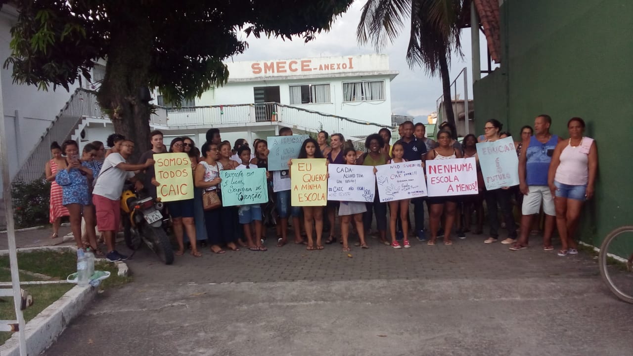 COM FAIXAS, um grupo de pessoas defendiam o funcionamento do CAIC em Seropédica