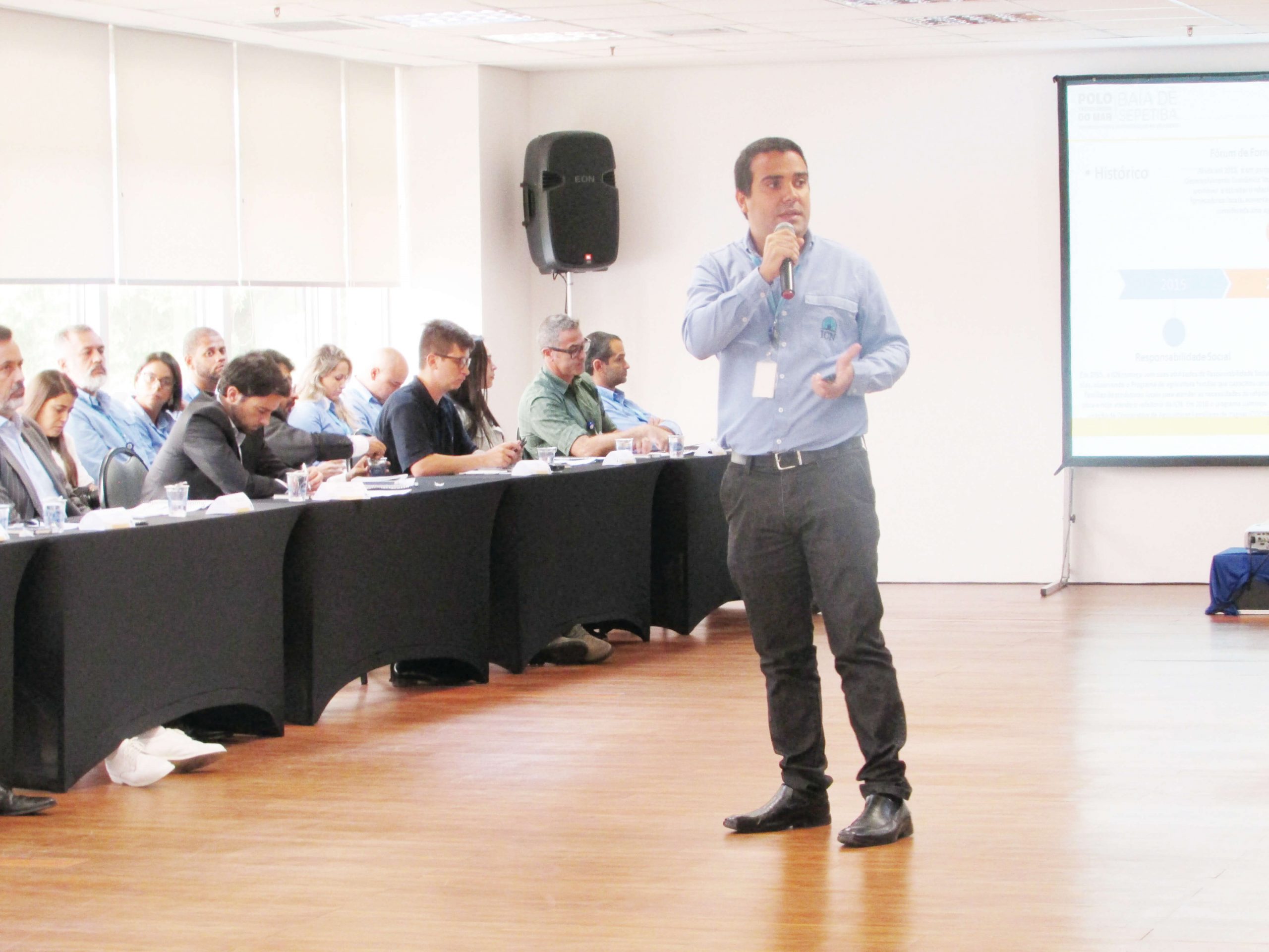COORDENADOR DE projetos da ICN, Vinicius Leite dos Anjos, apresenta o projeto Polo Tecnológico do Mar da Baía de Sepetiba para as empresas participantes do fórum