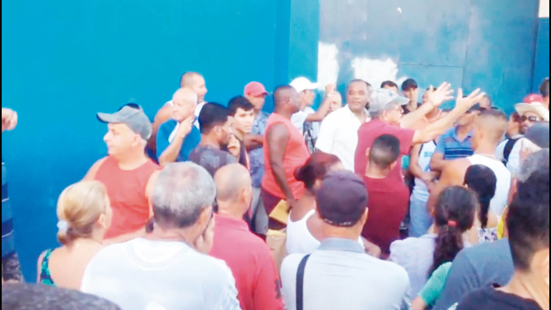 PRESIDENTE DA Assopesca, Nilton Machado (braços erguidos) coordenando os participantes, antes do início da reunião