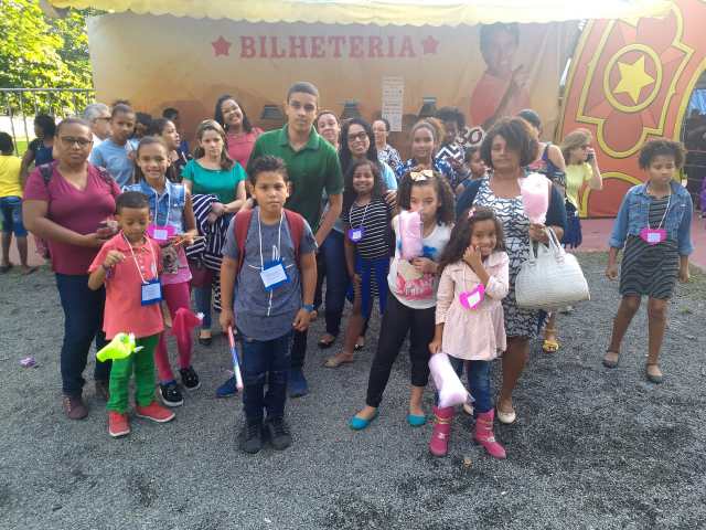 Crianças do CAPISi de Seropédica foram em um passeio ao circo celebrar o dia das crianças