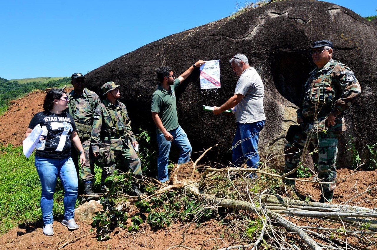 Os ficais da Secretaria de Meio Ambiente embargaram a obra do empreendimento no bairro