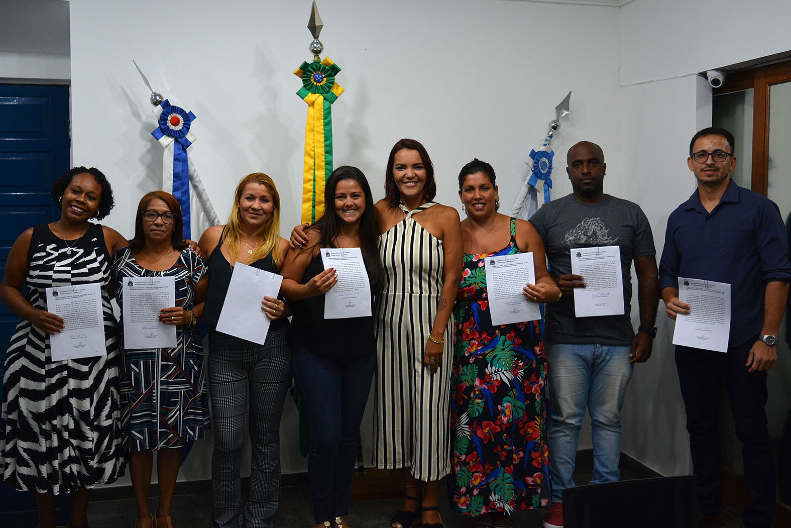 A secretária de Administração, Priscila Souza (centro) posou para as fotos com os novos servidores