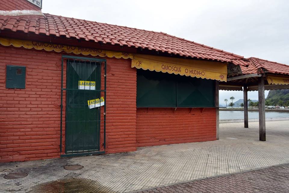Quiosques com documentação irregular e dívidas pendentes na orla de Muriqui foram lacrados