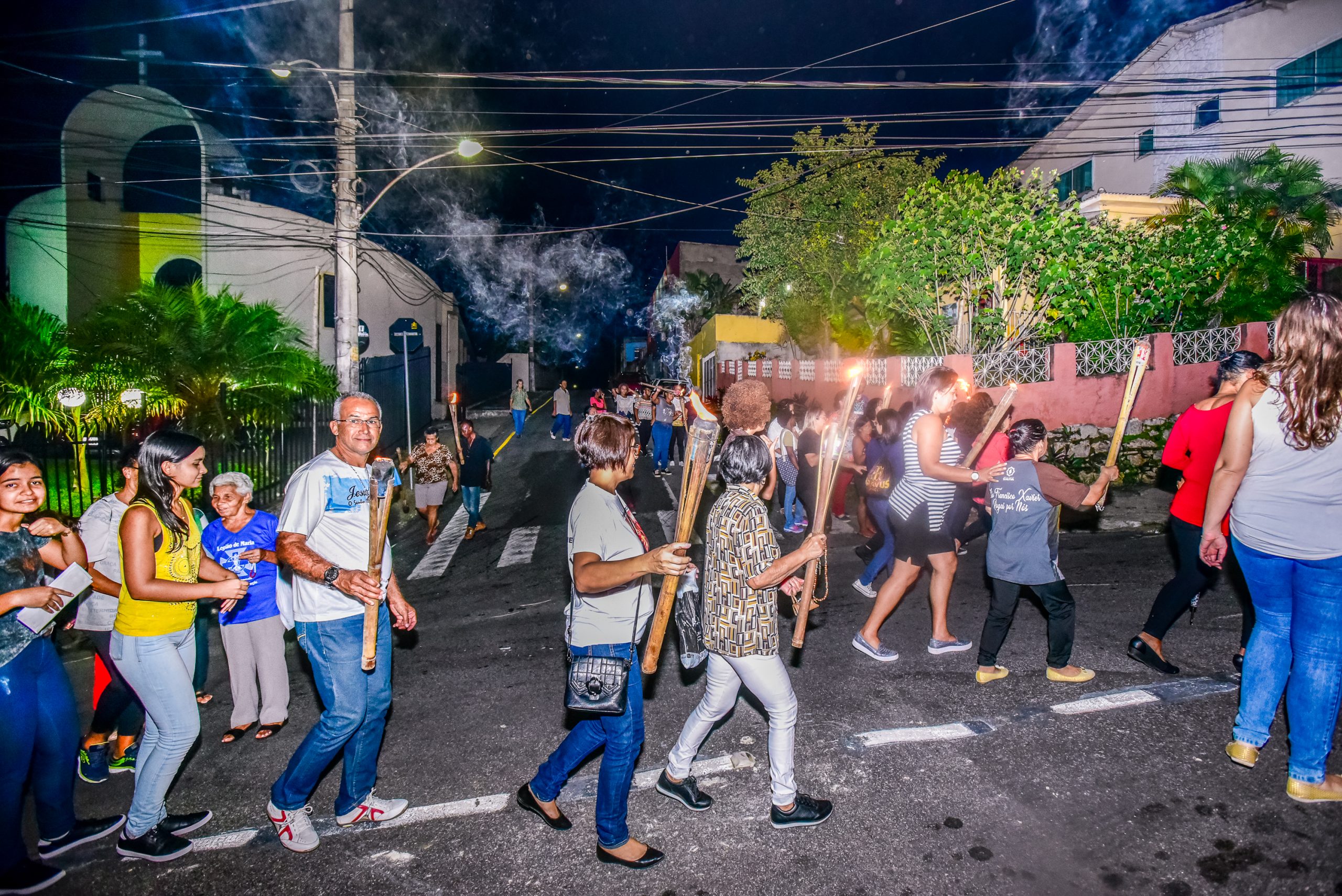 DEZENAS DE fiéis, segurando tochas, seguiram em cortejo até a Igreja Matriz