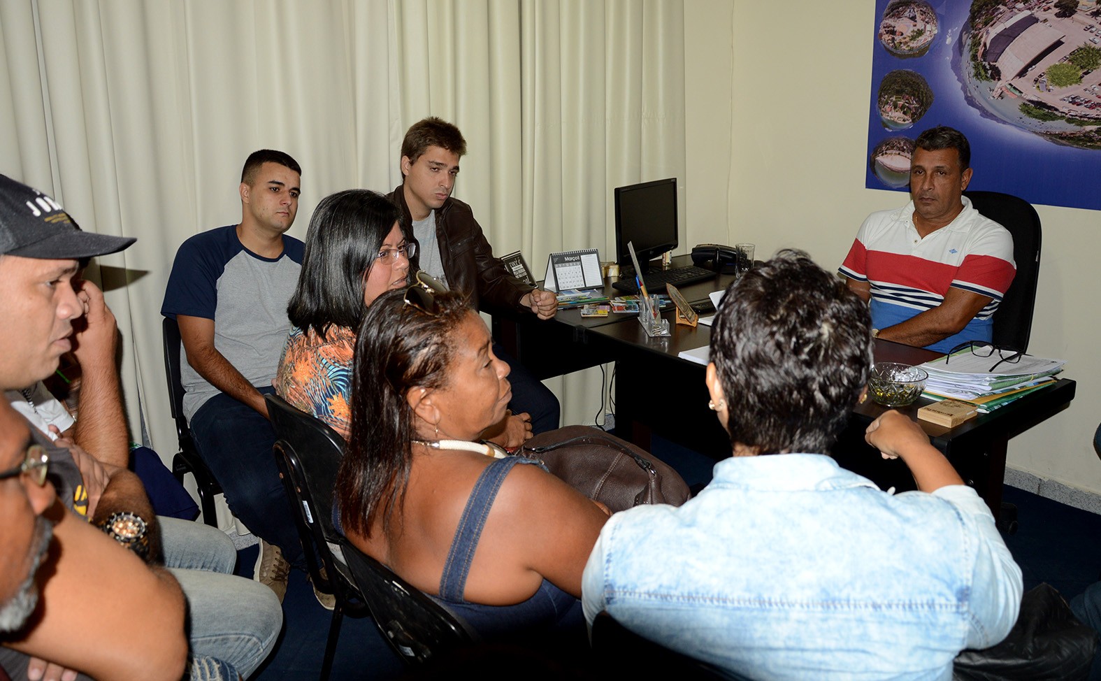 O secretário Roberto Monsores atento as reivindicações dos representantes dos feirantes do município