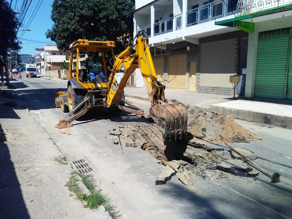 UM TRATOR deu inicio a obras de manutenção na rede esgoto em rua de Seropédica