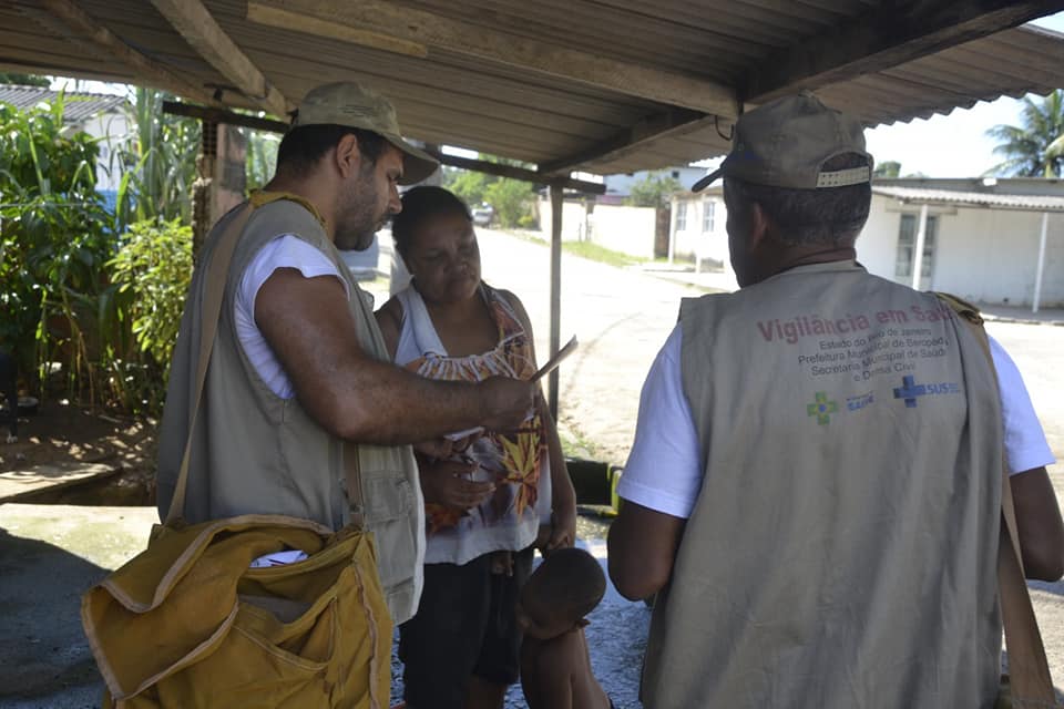 OS AGENTES distribuíram folders na campanha de prevenção contra a dengue em Seropédica
