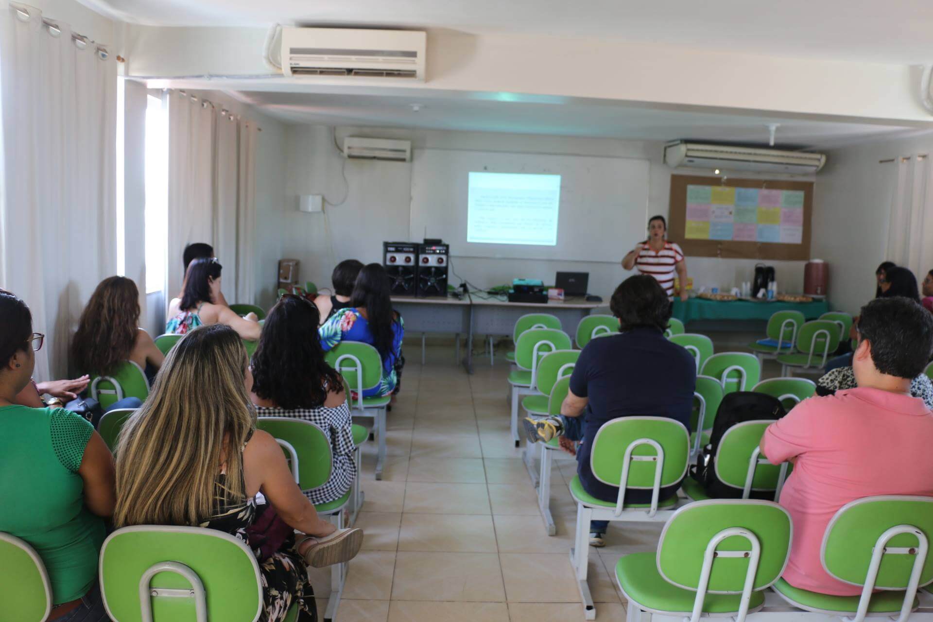 EDUCADORES DE Seropédica participaram de palestra de qualificação em Língua Portuguesa