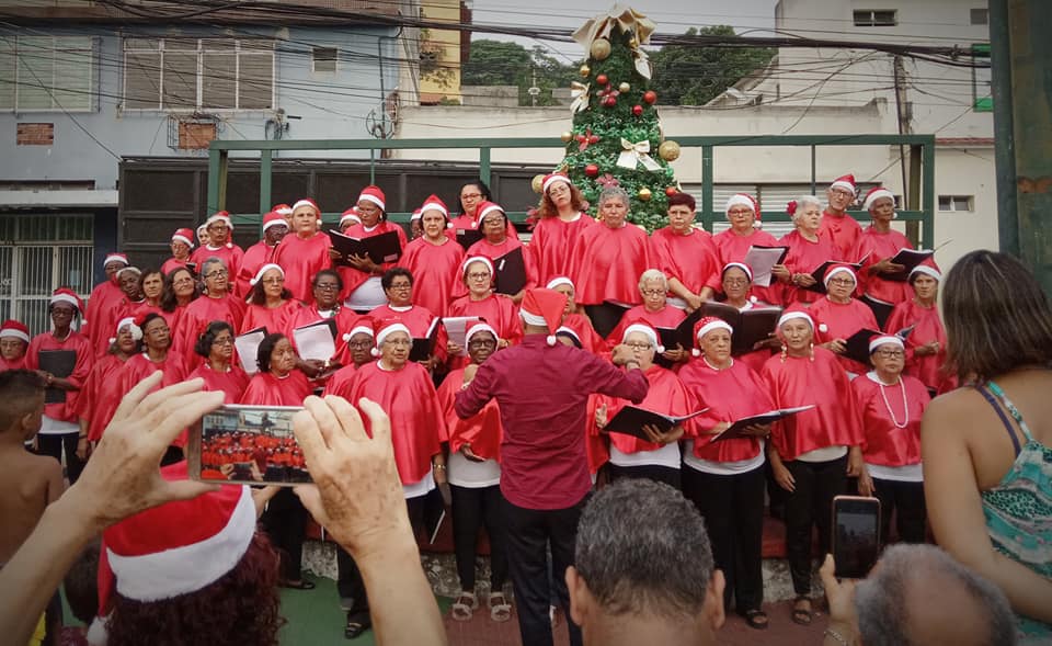 VESTIDAS A caráter, o coral da Melhor Idade se apresentou na cantata de Natal em Seropédica