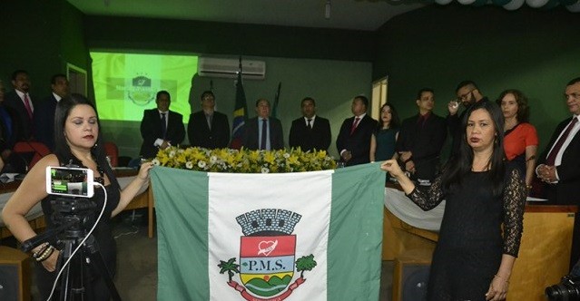 AUTORIDADES MUNICIPAIS ficaram de pé durante a execução do Hino de Seropédica