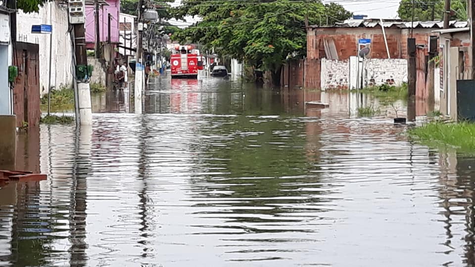 CHUVA QUE caiu na terça-feira alagou diversas ruas do bairro Monte Serrat, em Itaguaí