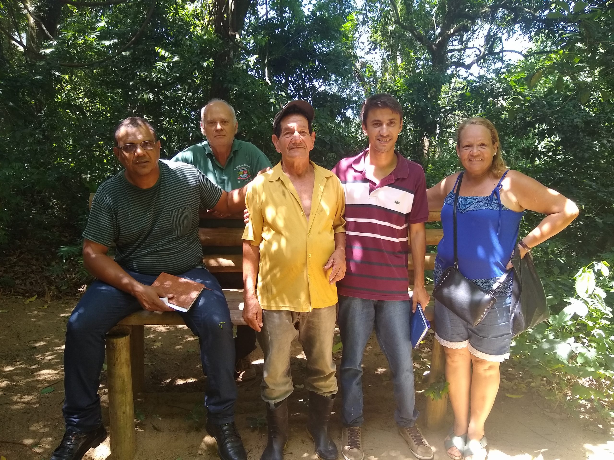 Equipe da Secretaria de Agricultura e Pesca durante a visita a propriedade de um agricultor