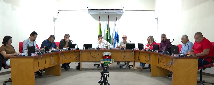 Ao centro, Huguinho, presidente destituído, e do seu lado esquerdo Neizinho, que assumiu a presidência (Reprodução internet)