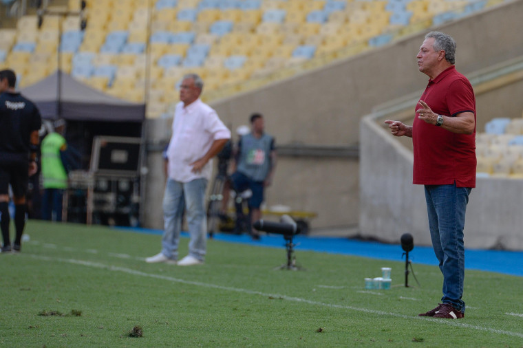 Abel Braga orienta a equipe durante a partida de domingo contra o Bangu, no Maracanã